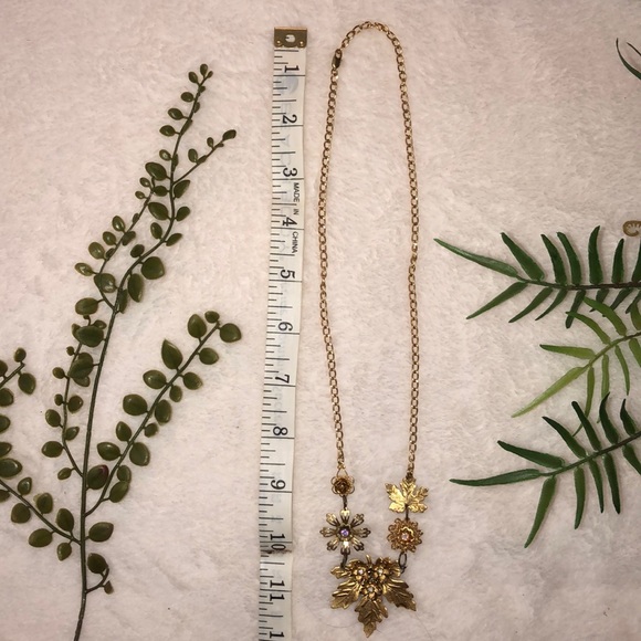 Gold necklace of flowers and leaves. - Picture 4 of 8